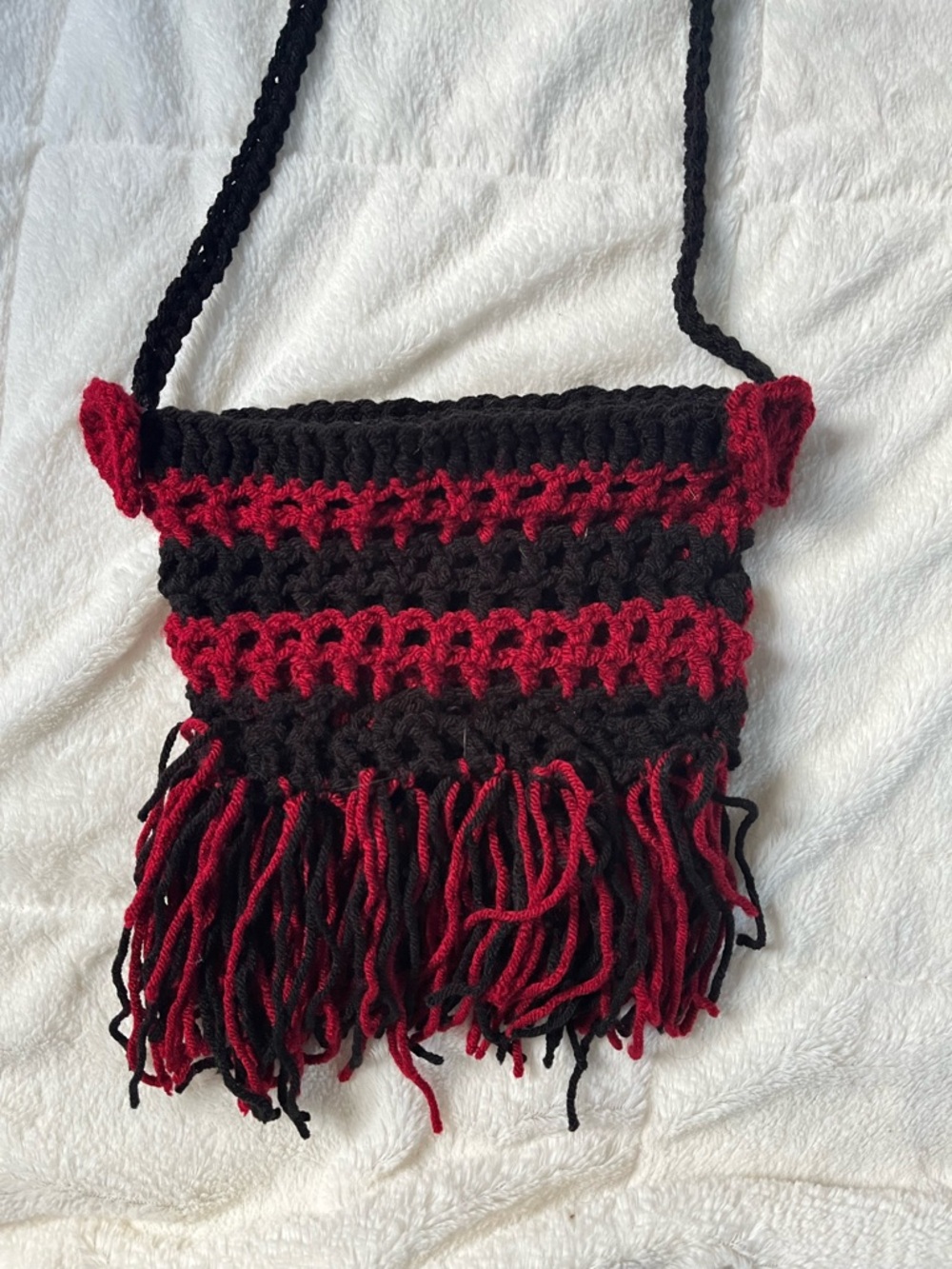 Crochet (by me) Black & Red Fringe Shoulder/Crossbody Bag with 3 pockets - Picture 5 of 5